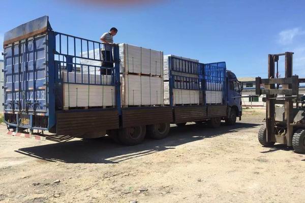 PALLET LOADING ONTO TRUCK